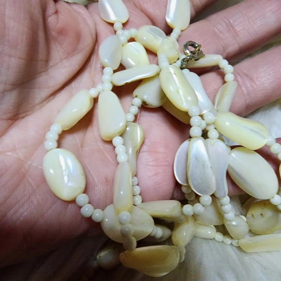 Vintage mother of pearl necklaces‎ - Picture 3 of 16